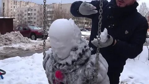 Мужик лепит