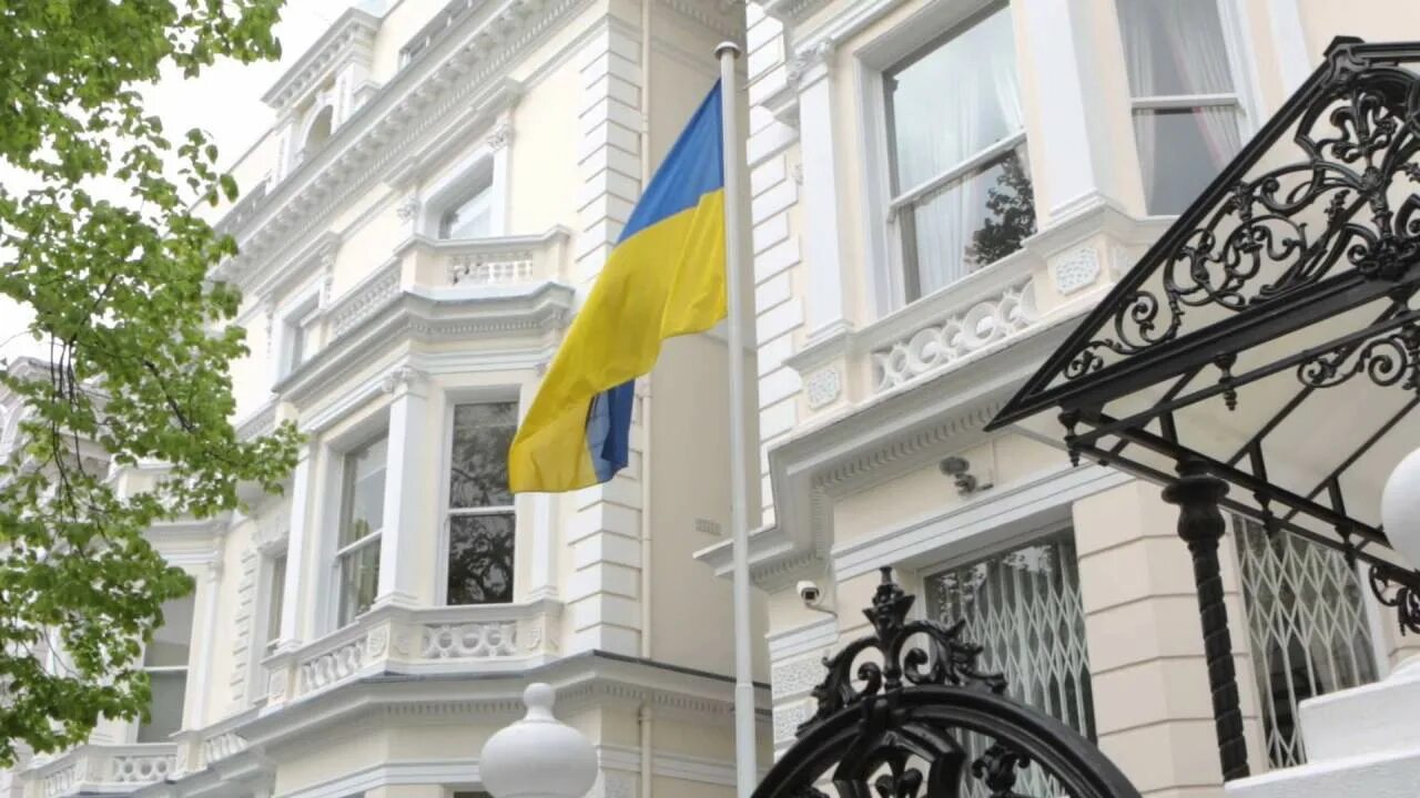 Где посольство украины. Посольство Украины в Британии. Украинское посольство в России. Здание посольства Украины в Москве. Посольство Британии в Минске.