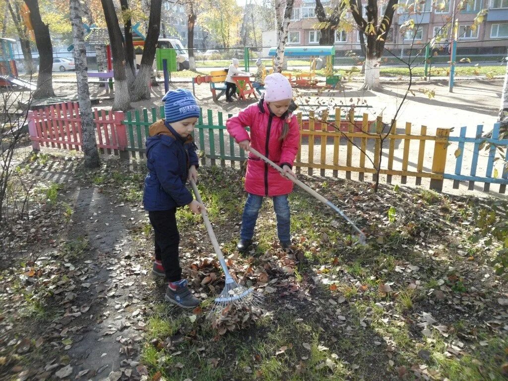 Субботник в доу. Субботник для дошкольников. Дети на субботнике. Дети на субботнике в детском саду. Субботник осенью в детском саду.