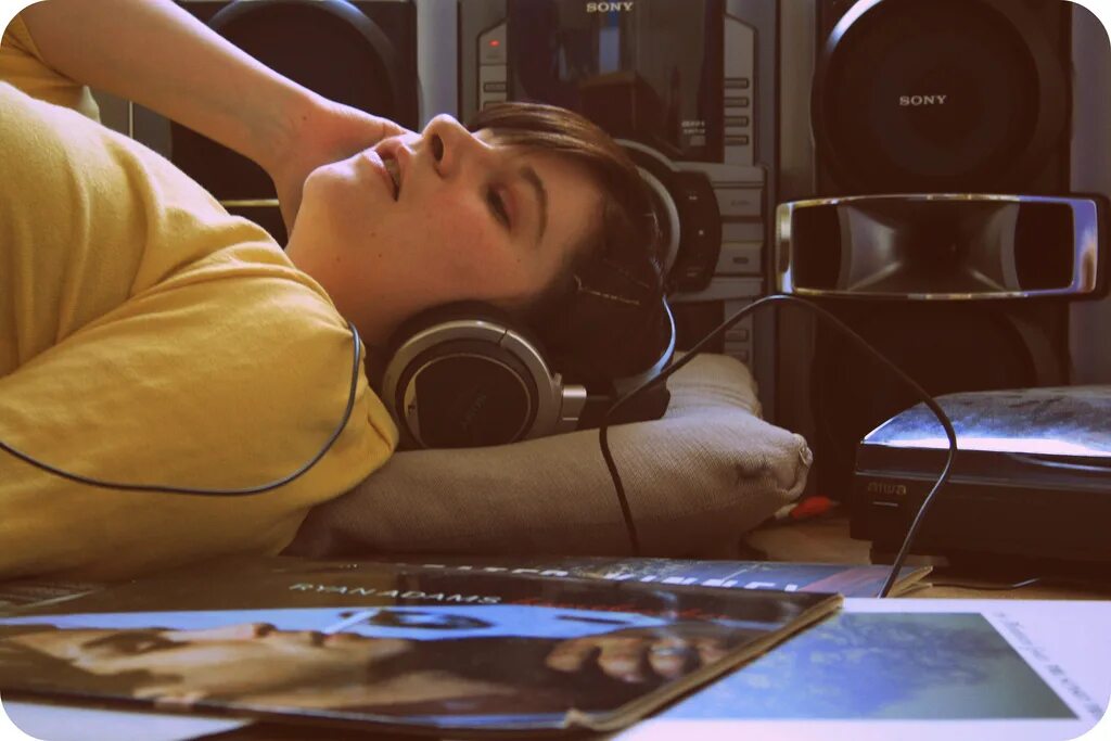 She listen to the radio. Картинка девушка слушает музыку. Человек слушает музыку. Музыкотерапия во сне. Человек спящий с музыкой.