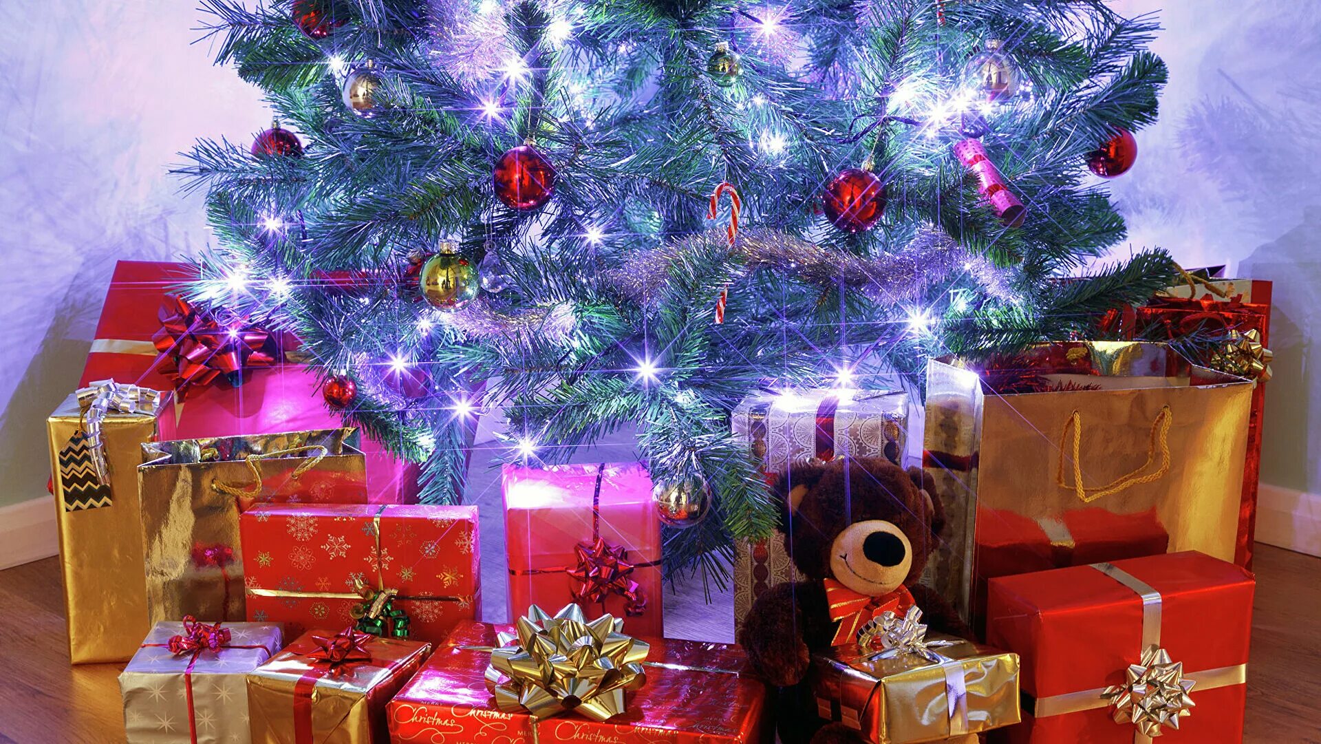 Новый год подарок россия. Подарки под ёлкой. Красивая Новогодняя елка с подарками. Подарок на новый год с елкой. Самые популярные подарки на новый год.