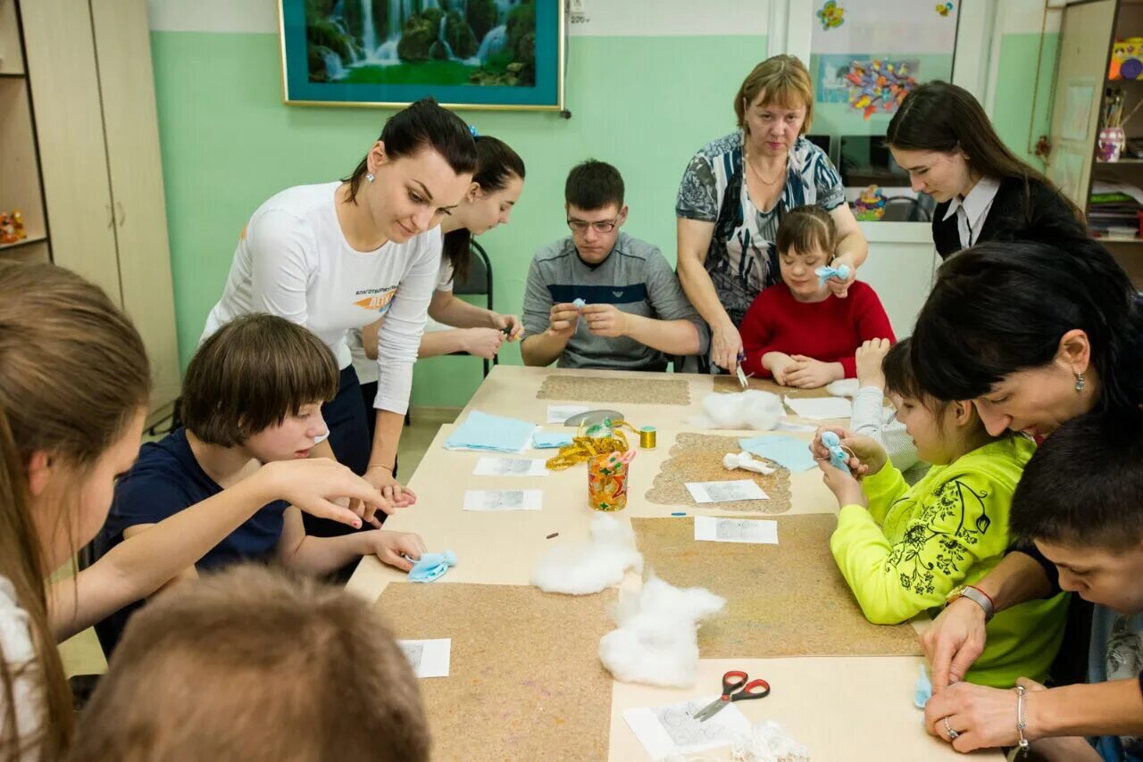 Дети с умственной отсталостью в доу. Коррекционные занятия в школе. Коррекционная школа для детей с умственной отсталостью. Школы для умсвенноотсталых детей. Коррекционные учреждения.