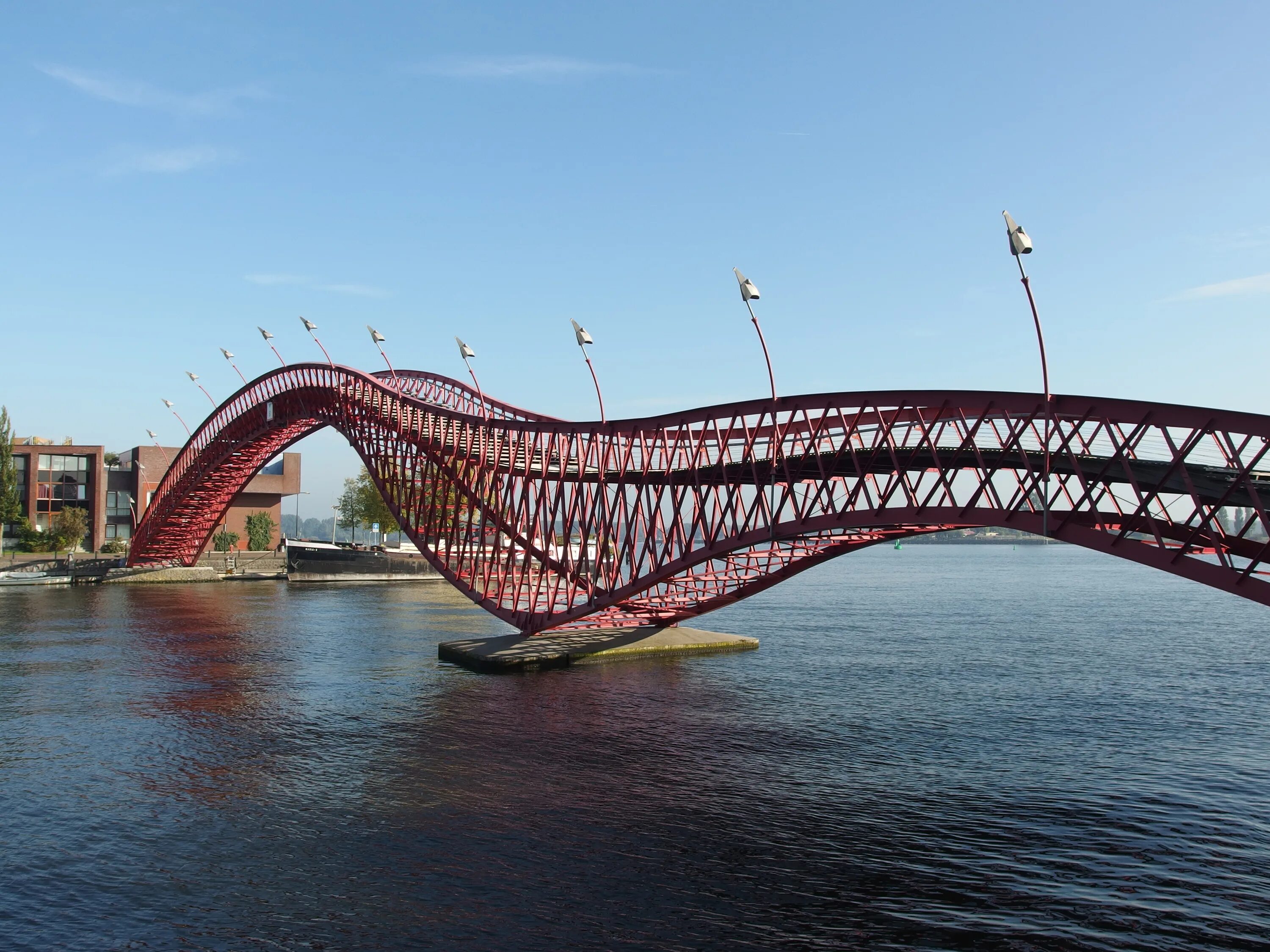 Сколько ушло металла на мост красный дракон. Красный мост в Англии. Красный сост в Англии. Лондонский мост красный. Мост красные ворота.