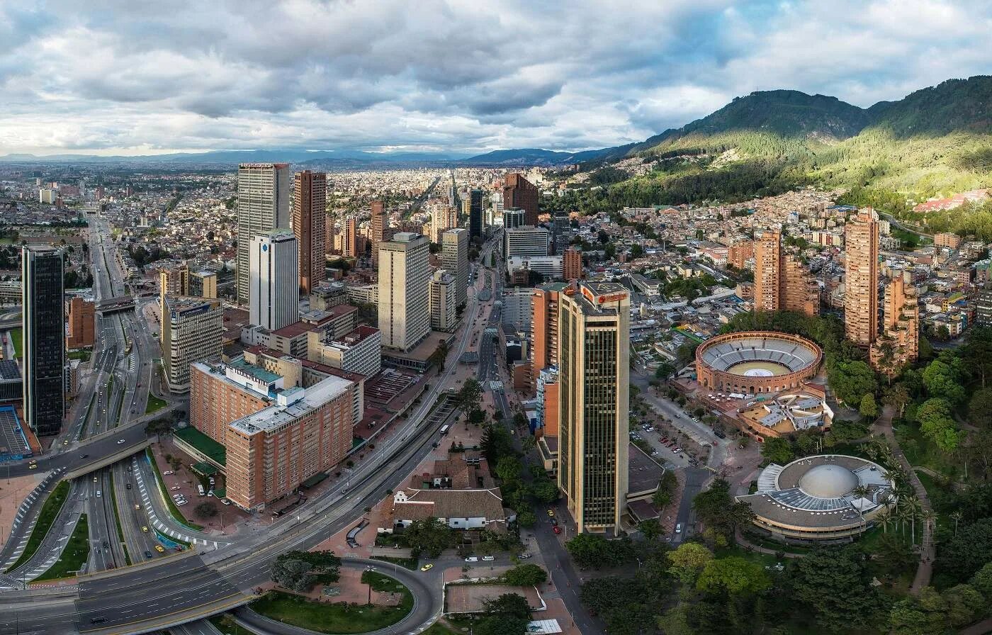 Capital of columbia. Город Богота Колумбия. Санта-Фе-де-Богота столица. Санта Фе де Богота. Колумбия Санта Фе де Богота.