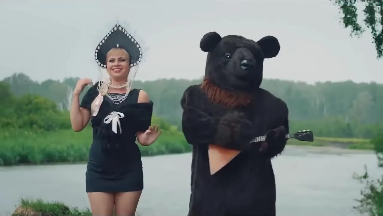 Чичерина патриотка. Медведь в шапке ушанке с балалайкой. Король я патриотка. Я патриотка твоя патриотка. Патриотка ленинград.