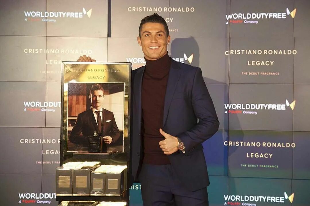 Духи криштиану роналду. Криштиану и духи. Ronaldo Legacy. Туалетная вода Кристиано Роналдо. Реклама парфюма Криштиану.