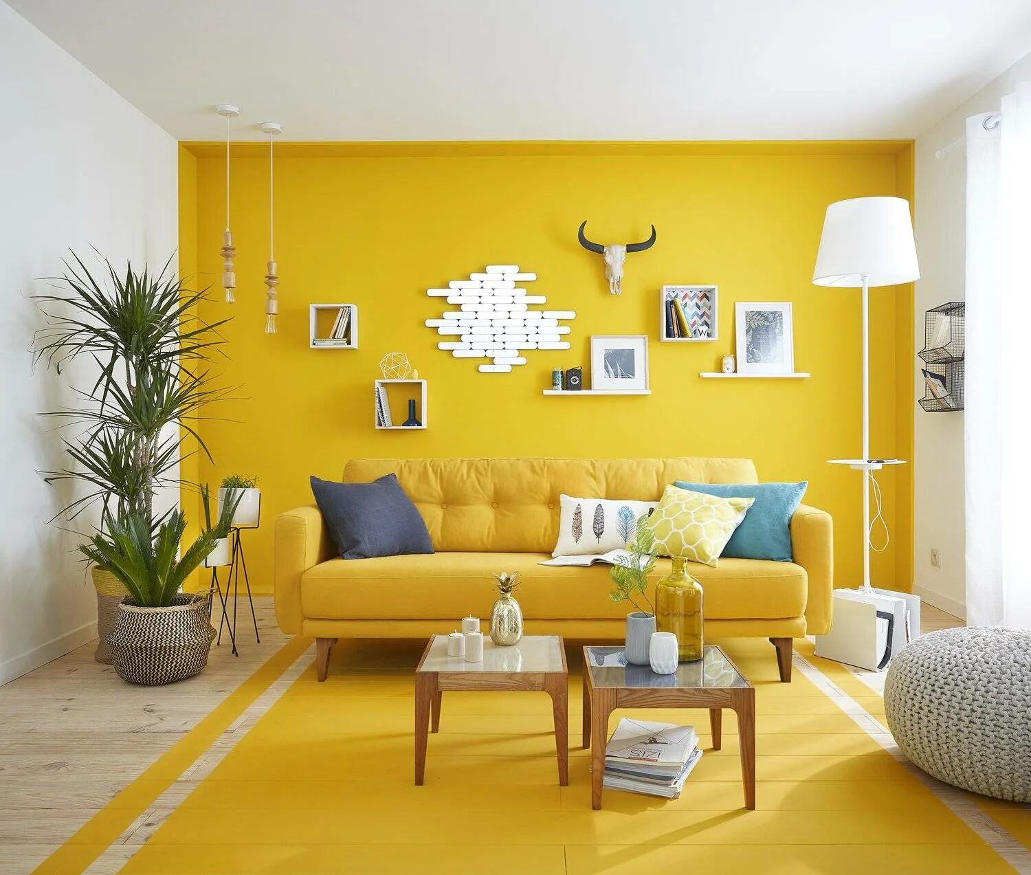 Желтый интерьер. Желтая гостиная. Желтая стена. Желтые стены в интерьере. Горчичные обои