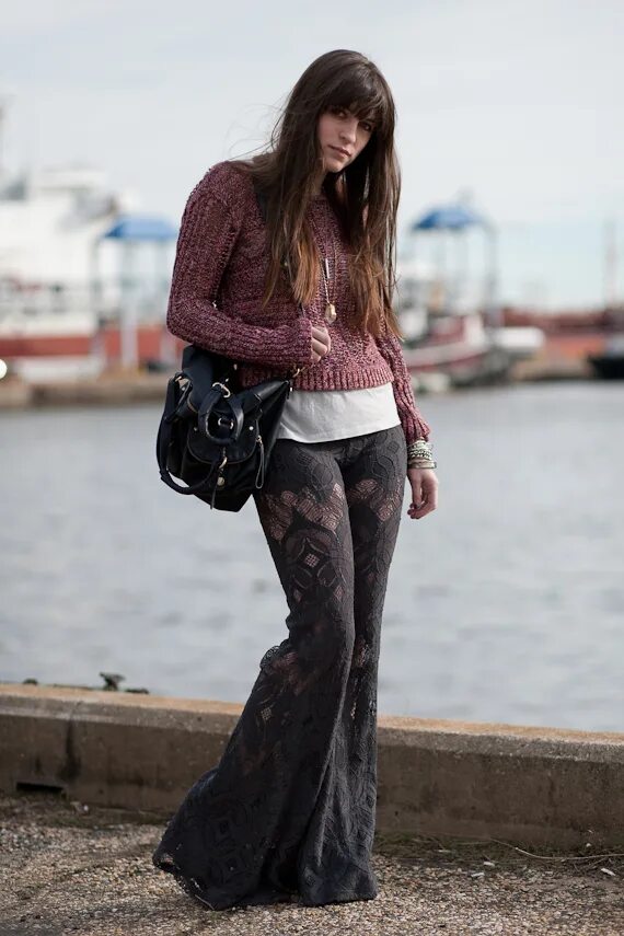 С чем носить ажурные брюки. Брюки клеш хиппи. кружевные брюки клеш. штаны кружевные прозрачные. кружевные брюки черные клеш.