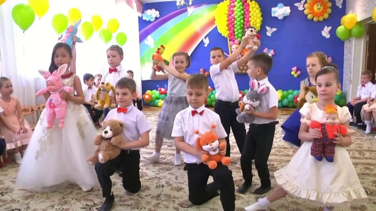 Танец с игрушками выпускной детский сад