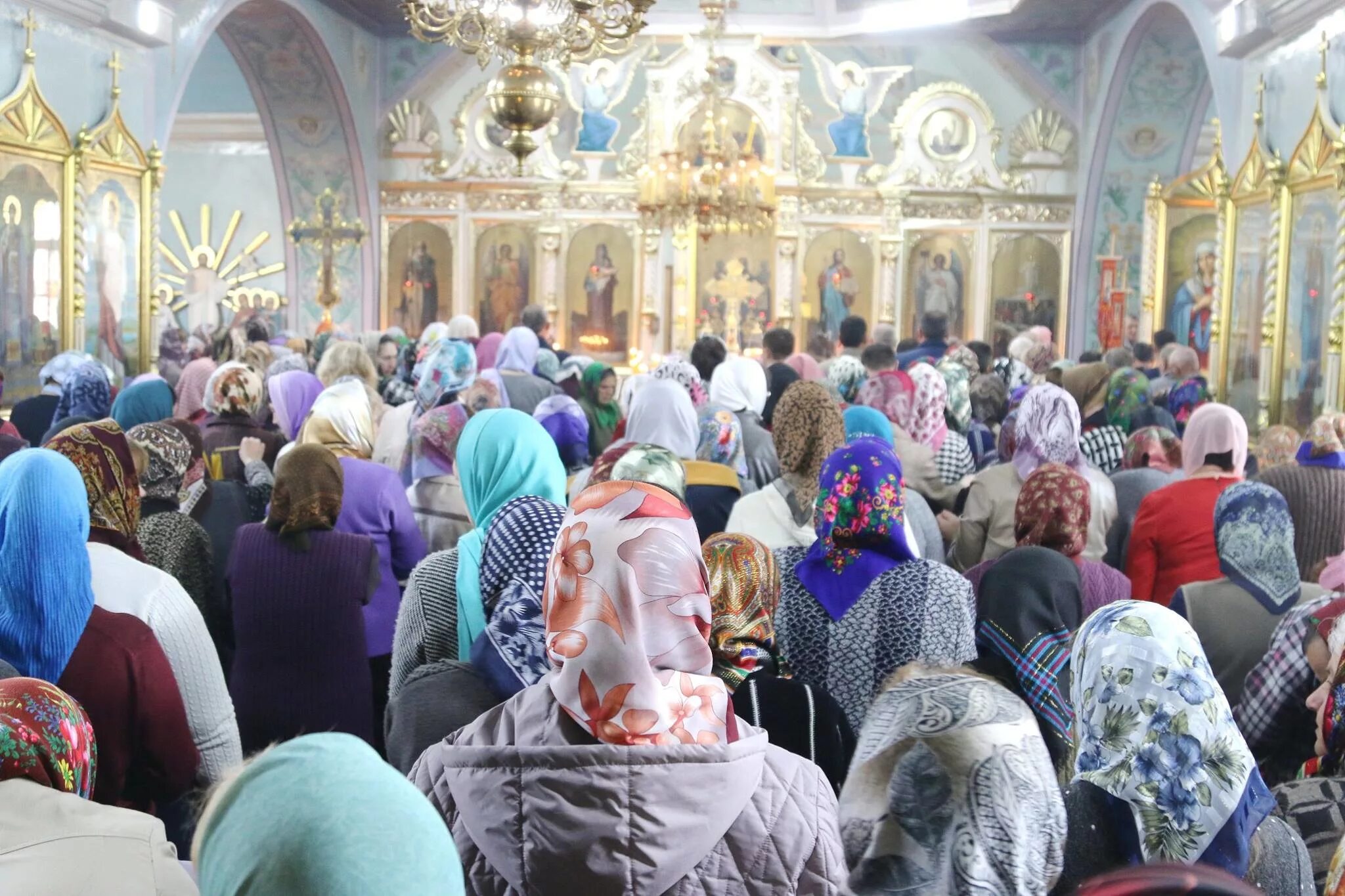 Православные прихожане. Прихожане в храме. Православная литургия. Служба в храме.