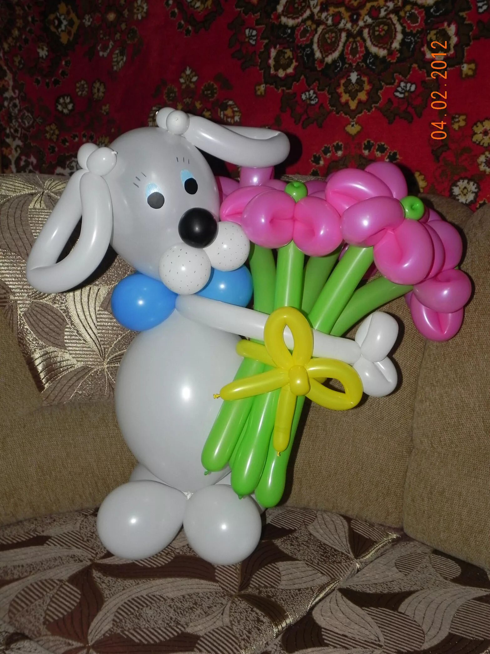 Собака из воздушного шарика. Фигурки из шаров. Собачка из шаров. Фигуры из шариков. Поделки из воздушных шариков.