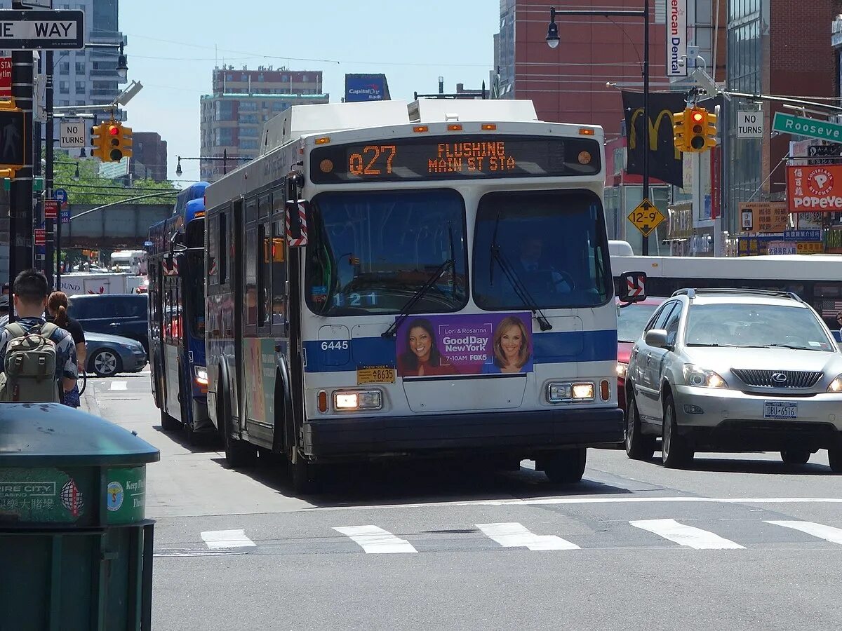 Общественный транспорт Нью-Йорка. City Bus crash in NYC. В Нью-Йорке автобусная полоса в центре дороги.