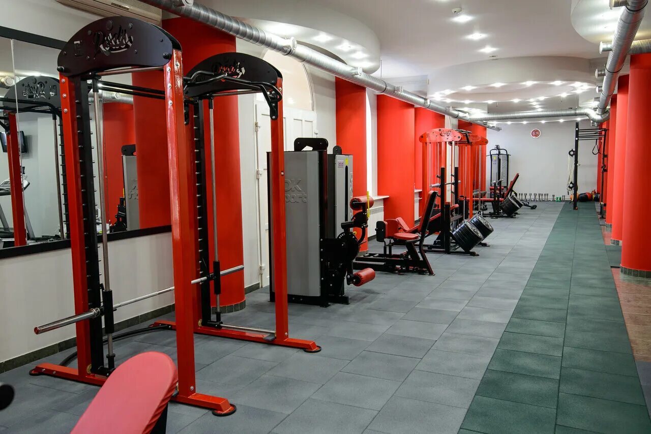 красный фитнес клуб. спортивный зал. Ddx fitness мытищи. красный фитнес клуб. современный спортзал.