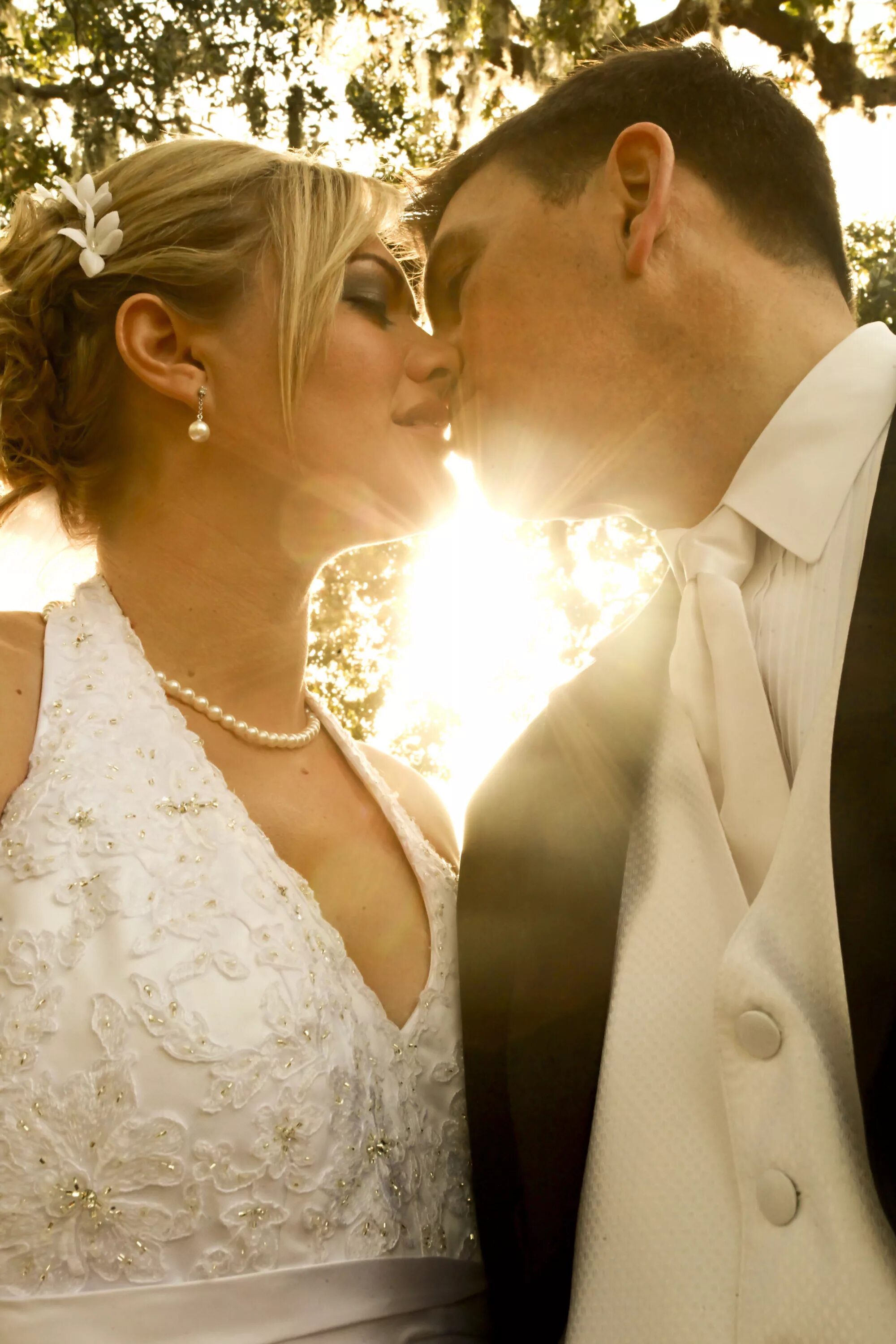 Свадебный поцелуй. Поцелуй на свадьбе. Жених и невеста. Поцелуй жениха и невесты на свадьбе. Лесневская жених с браком