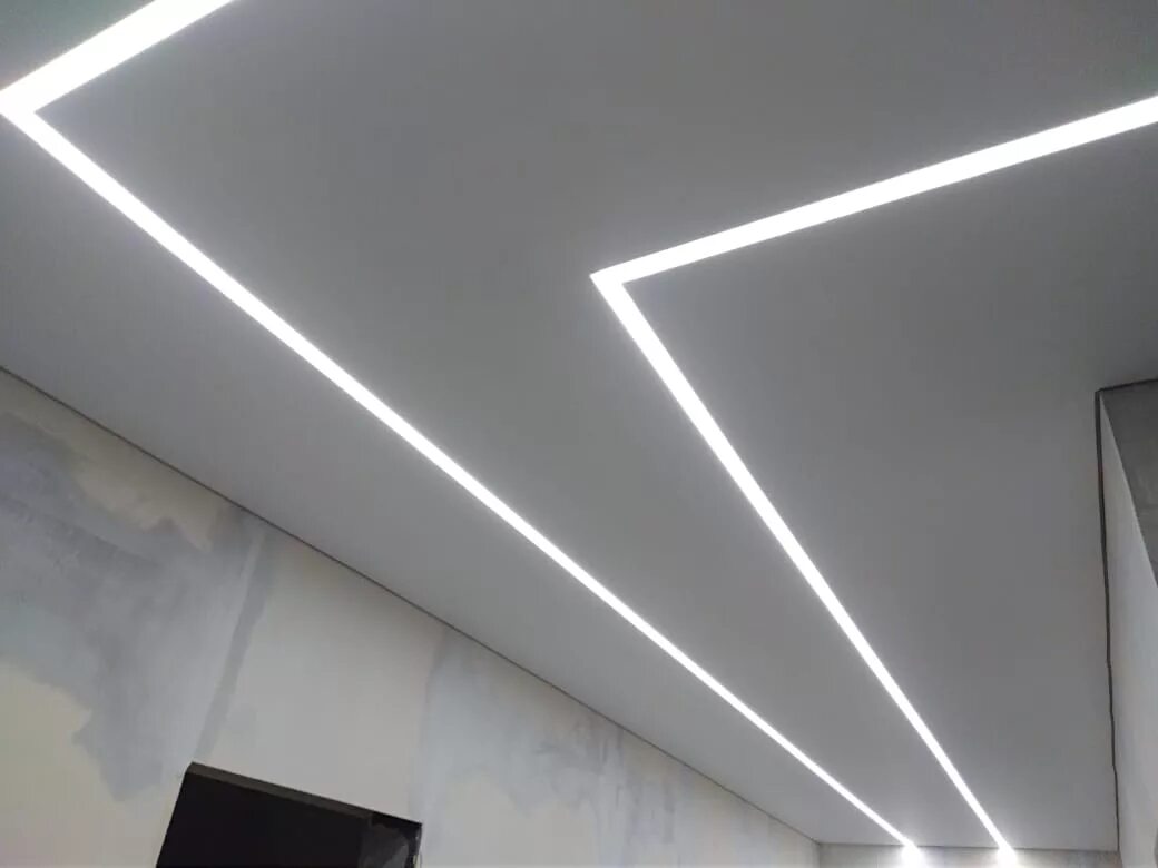 5 мм потолки. Профиль световые линии Flexy 30 мм без света. Световые линии на потолке. Световые линии на натяжном потолке. Теневой потолок со световыми линиями.