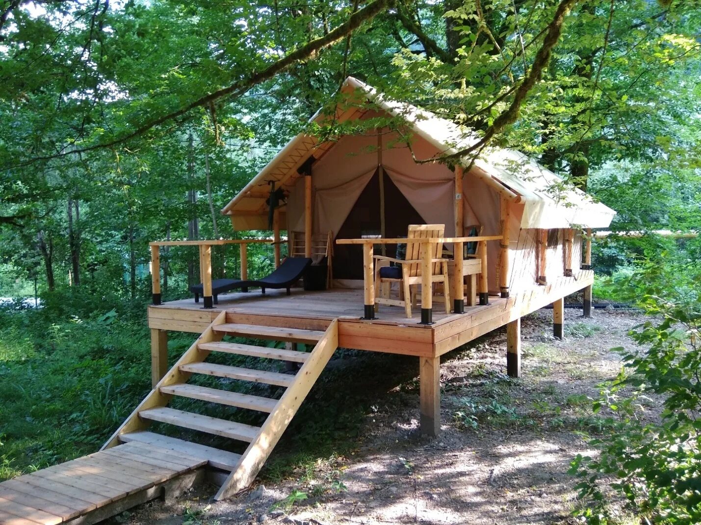 Garuda glamping abkhazia. Глемпинг Гаруда глэмпинг Абхазия. Глэмпинг лес Сочи. Глэмпинг "Garuda" в Абхазии. Глэмпинг лес красная Поляна.