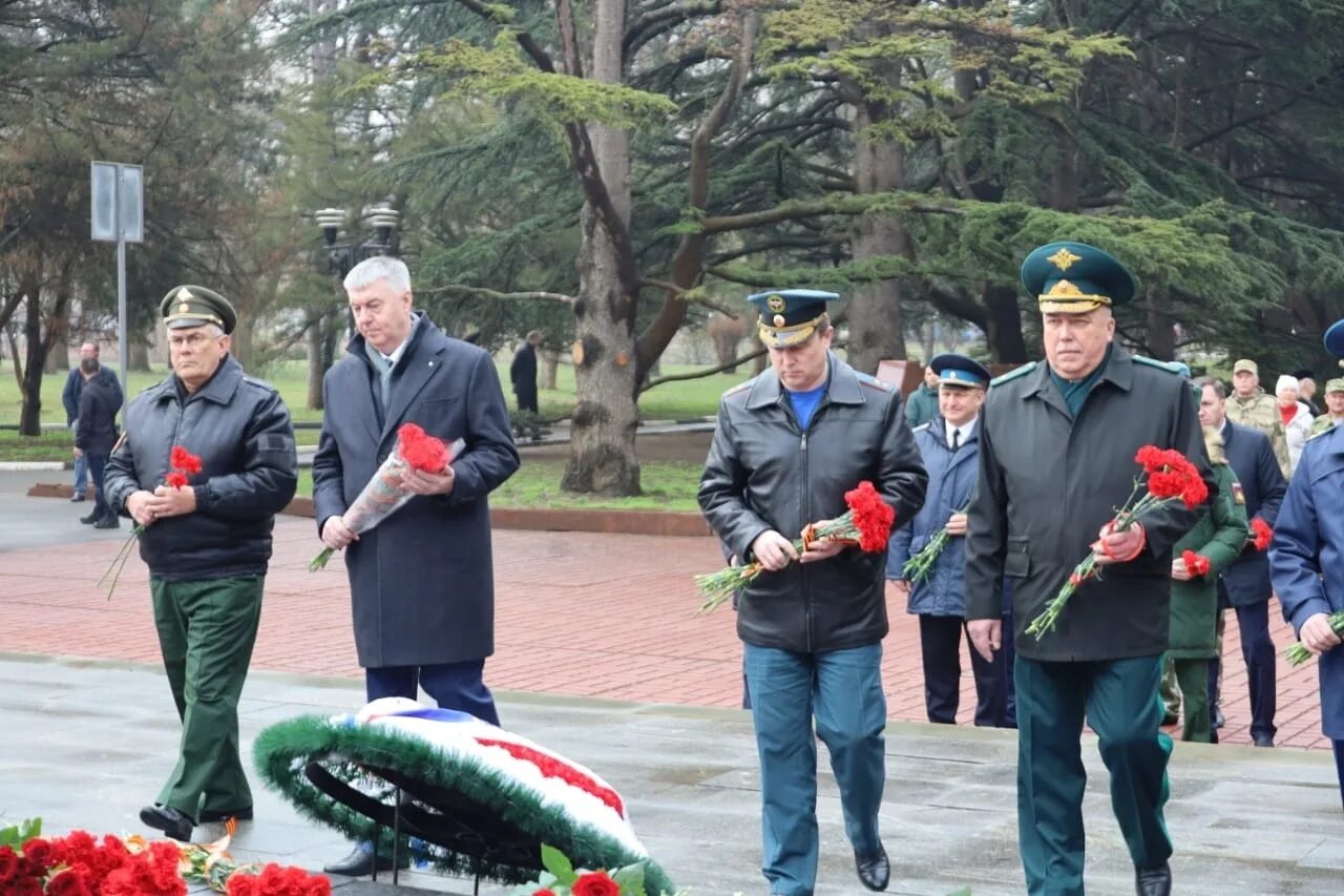 Защитники отечества крым. 23 Февраля Симферополь возложение. Возложение цветов к могиле неизвестного солдата Симферополь. Вечный огонь Симферополь. МО Куркинский район возложение цветов 23 февраля.