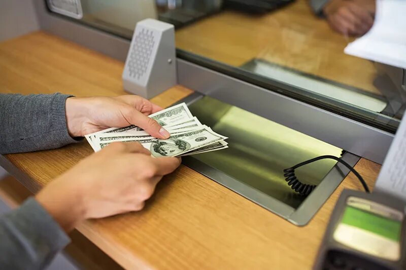 Валюту начали продавать. Доллар (валюта). Доллары менять. Центробанк продлит ограничения на снятие наличной валюты. Доллар и евро.