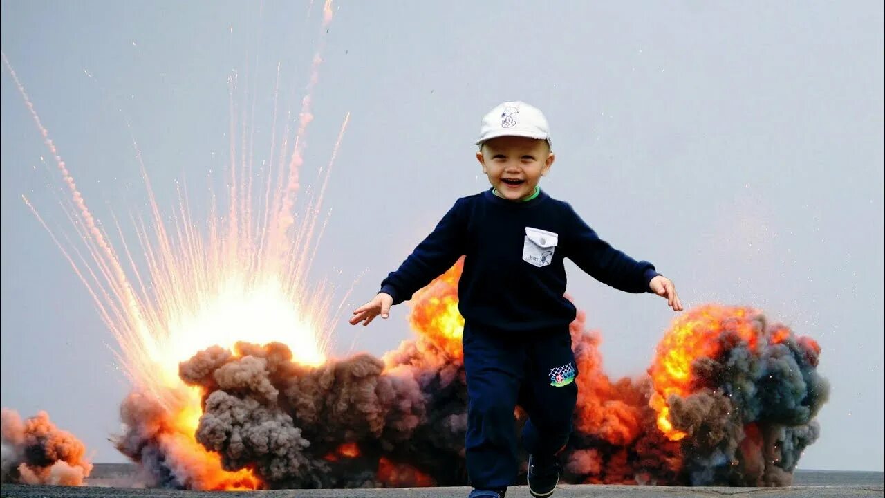 Ребенок на фоне взрыва. Включи бомба взрывается