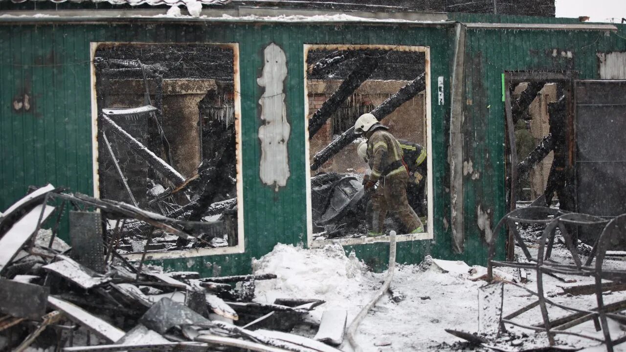 Сгорел дом престарелых. Пожар в доме престарелых в Кемерово. Фото сгоревшего приюта в Кемерово.