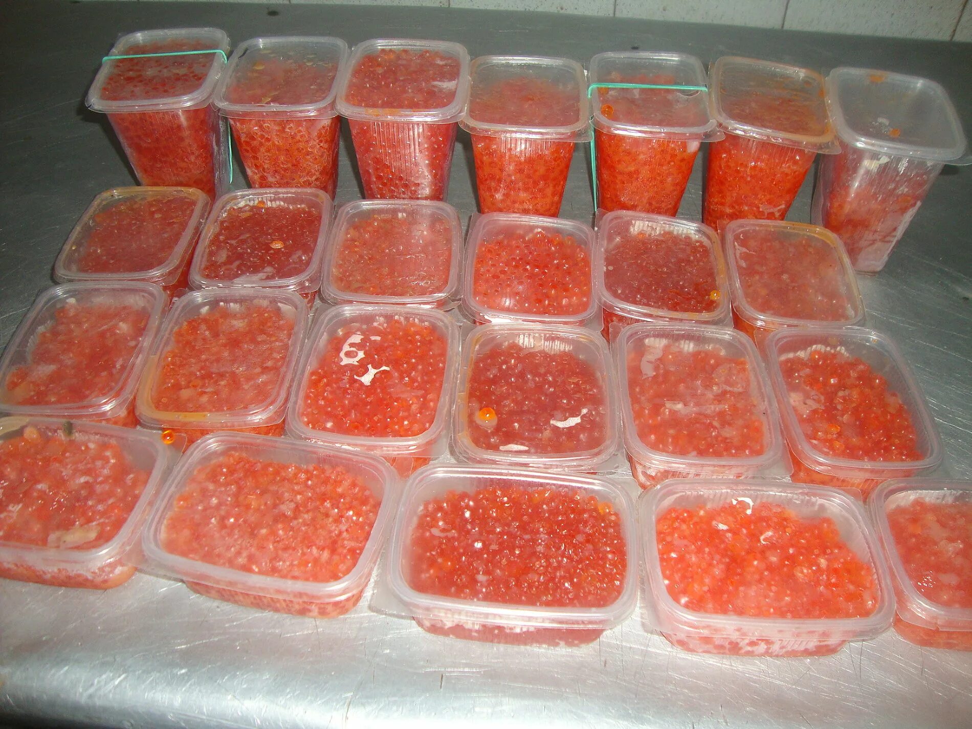 икра форели замороженная. замороженная икра красной рыбы. можно ли замораживать красную икру соленую. икра горбуши перемороженная. красная икра камчатка.