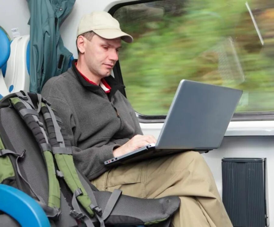 Лучший интернет в поезд. Ноутбук в электричке. Ноутбук в поезде. Пассажир с ноутбуком в поезде. Довольные пассажиры поезда.