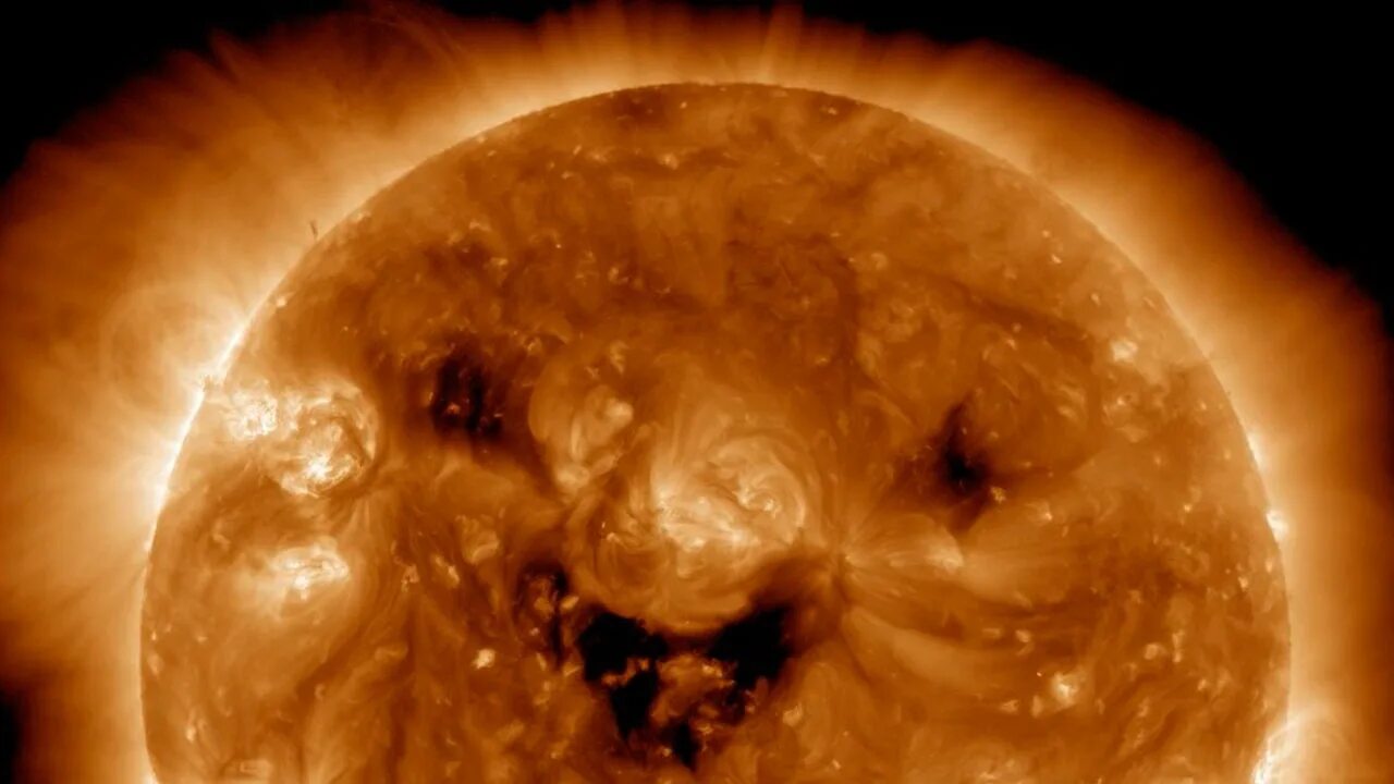 Солнце улыбается. Фотографии солнца. Корональная дыра на солнце. Солнечная магнитная буря 2024