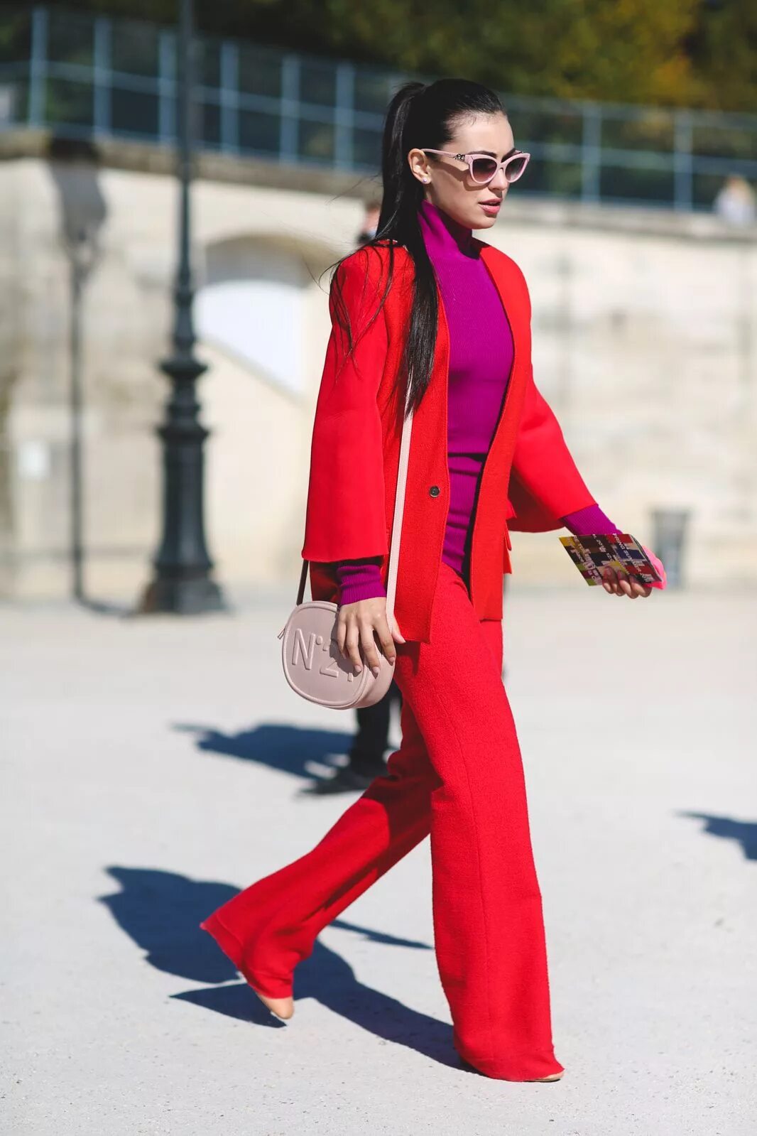 Люди в красной одежде. Красная одежда для женщин. Даниэла ред. Красное платье. Красный элемент в одежде.