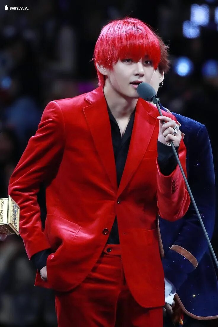 Bts red. Тэхен бтс. чонгук бтс в красном. bts taehyung.