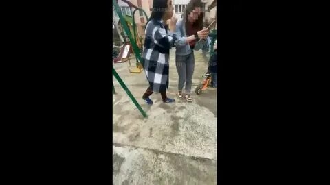 Женщина избила девочек на площадке