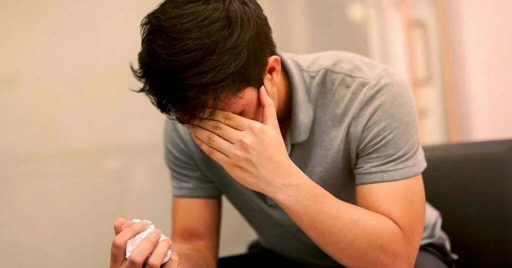 Сильная рвота у мужчины. Мужчина стресс. Человек отравился. Тошнота рвота. Сильная рвота у мужчины.