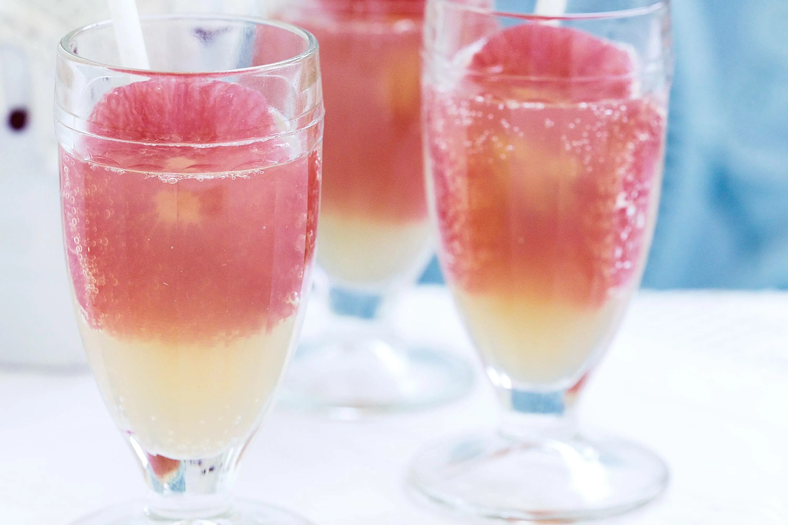 Pink Fizz Cocktail. Розовый коктейль. Розовый сироп для коктейлей. Кислородный коктейль.