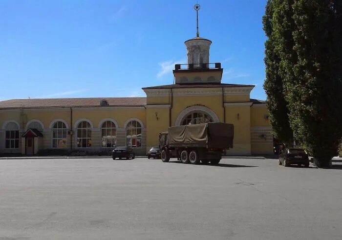 Вокзал каменск шахтинский. ЖД станция Каменск-Шахтинский. Площадь ЖД вокзала Каменск Шахтинский. Вокзал Каменск Шахтинский памятник.