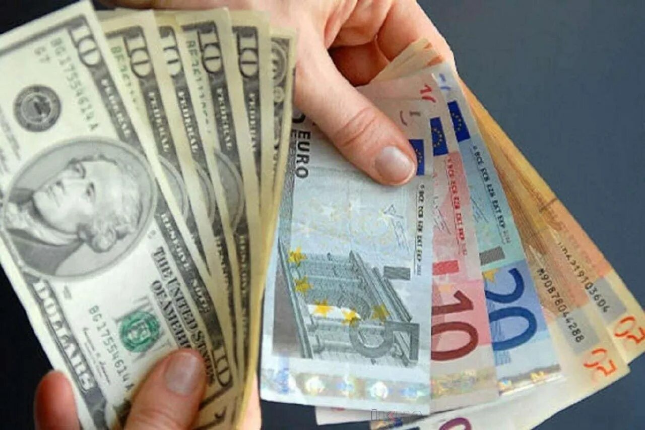 Доллар и евро. Евро 2022 деньги. Доллары и евро картинки. Доллар евро рубль.