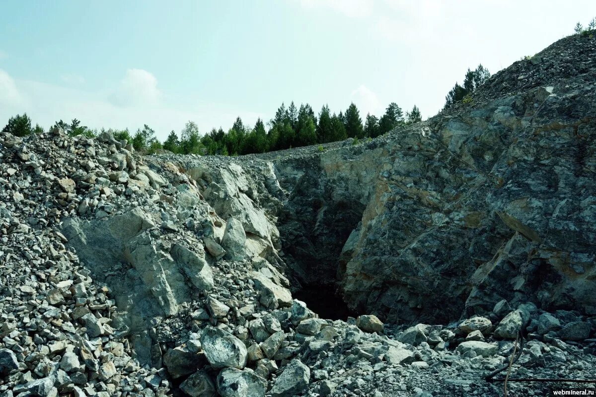 Поселок руде в нижегородской области. Каркодинское месторождение мрамора. Сарановское месторождение хромовых руд. Поселок Южно Уральский прииск. Шабры карьер змеевик.