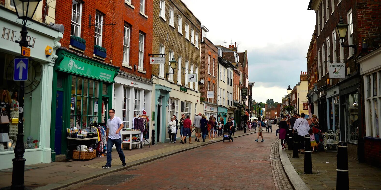 High street shop. Хай стрит. Английский переулок. Переулки в Англии. Британская Хай стрит.