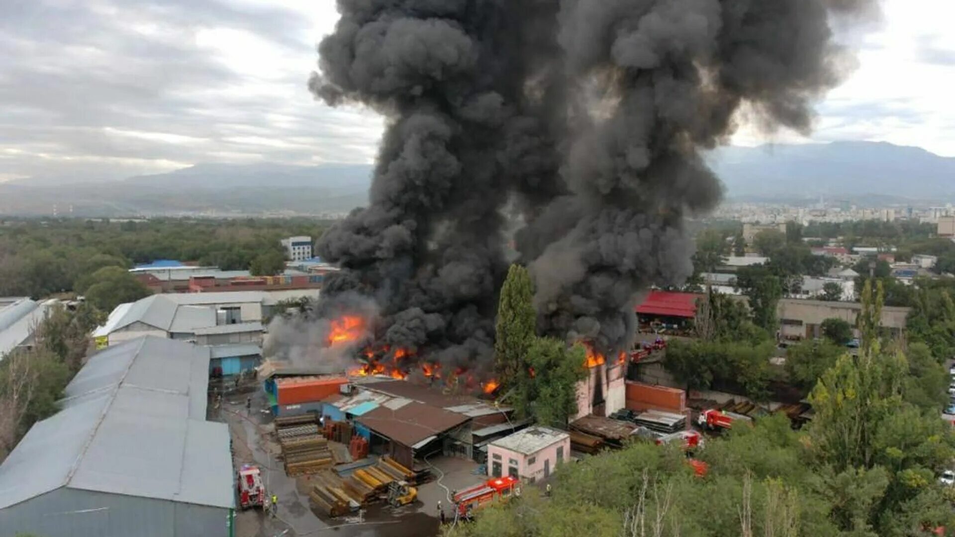 Пожар в алматы вчера. Пожар в Алматы. Пожар в Алматы сегодня. Пожар на таможенном складе в Ташкенте.