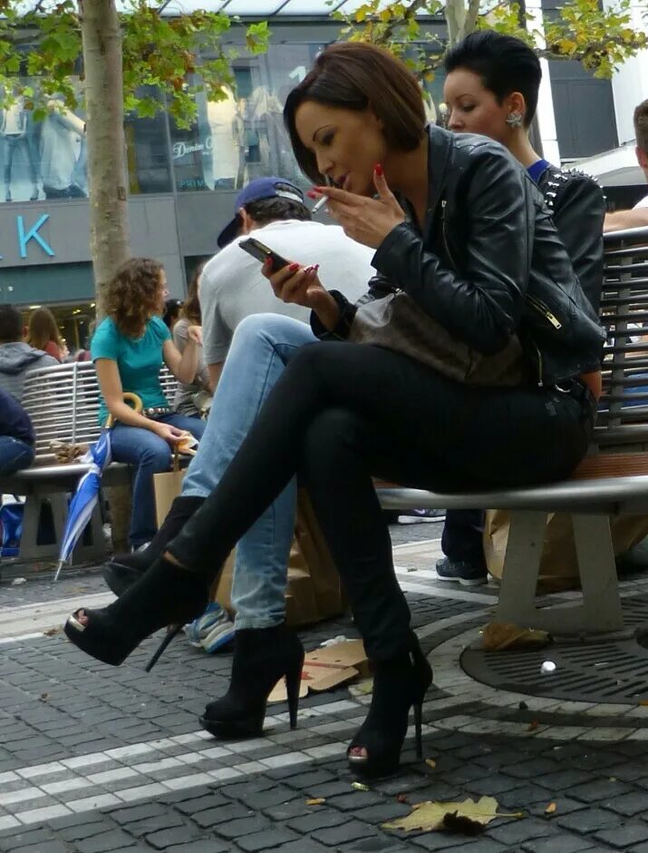 Girl boot lick. Girl boot lick. Фут воршип босоножки. Девушка сапоги feet. Girl boot lick.