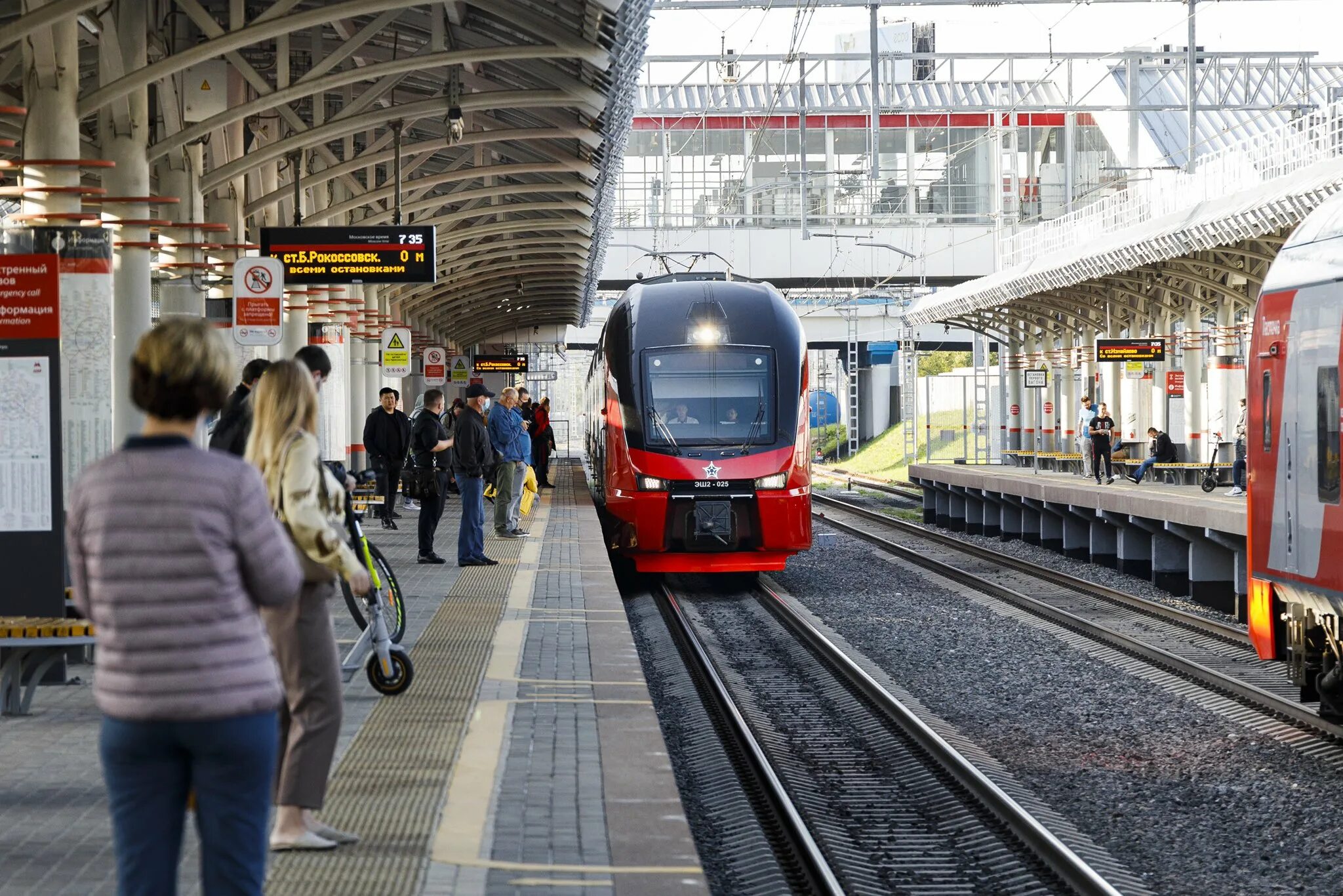 По кольцевой железной дороге курсируют 25 поездов