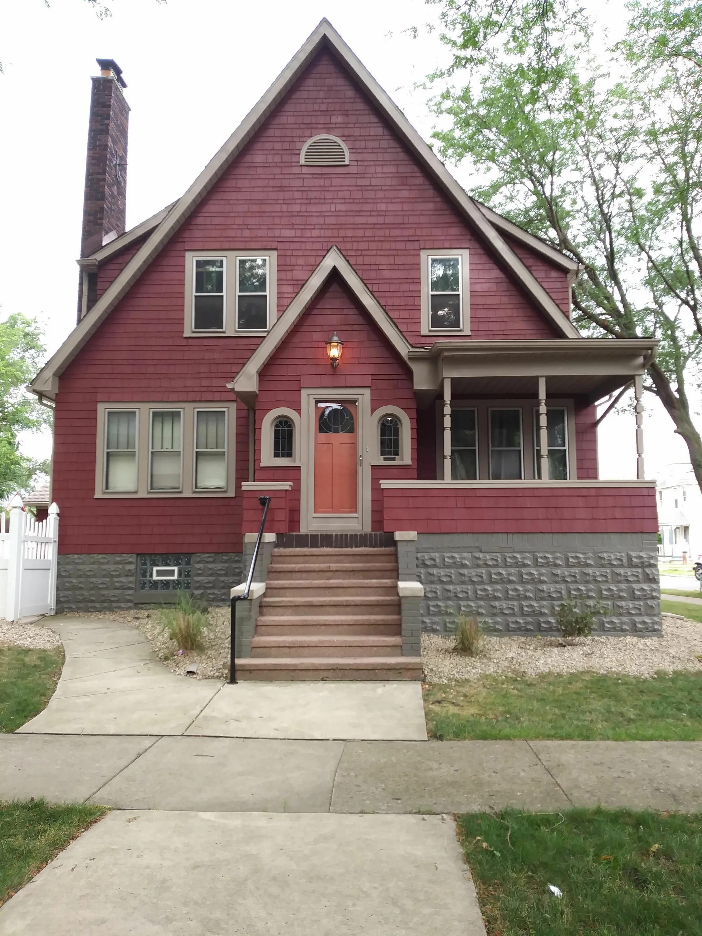 Домики красного цвета. Красный фасад дома. Дом красного цвета. Бордовый деревянный дом. Красный деревянный дом.