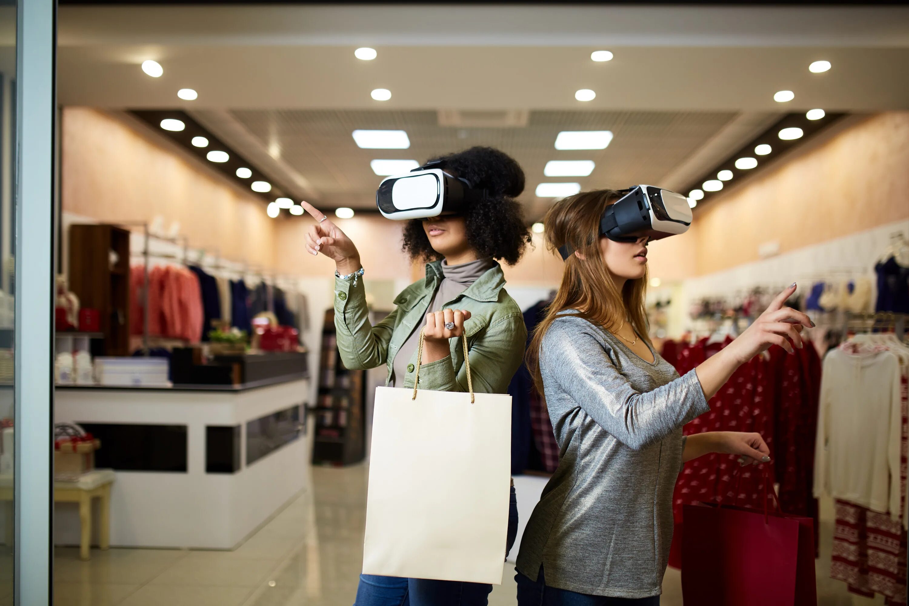 Шопинг в виртуальной реальности. VR магазин. Шоппинг очков. Женщина в очках торговый центр. Shopping experiences