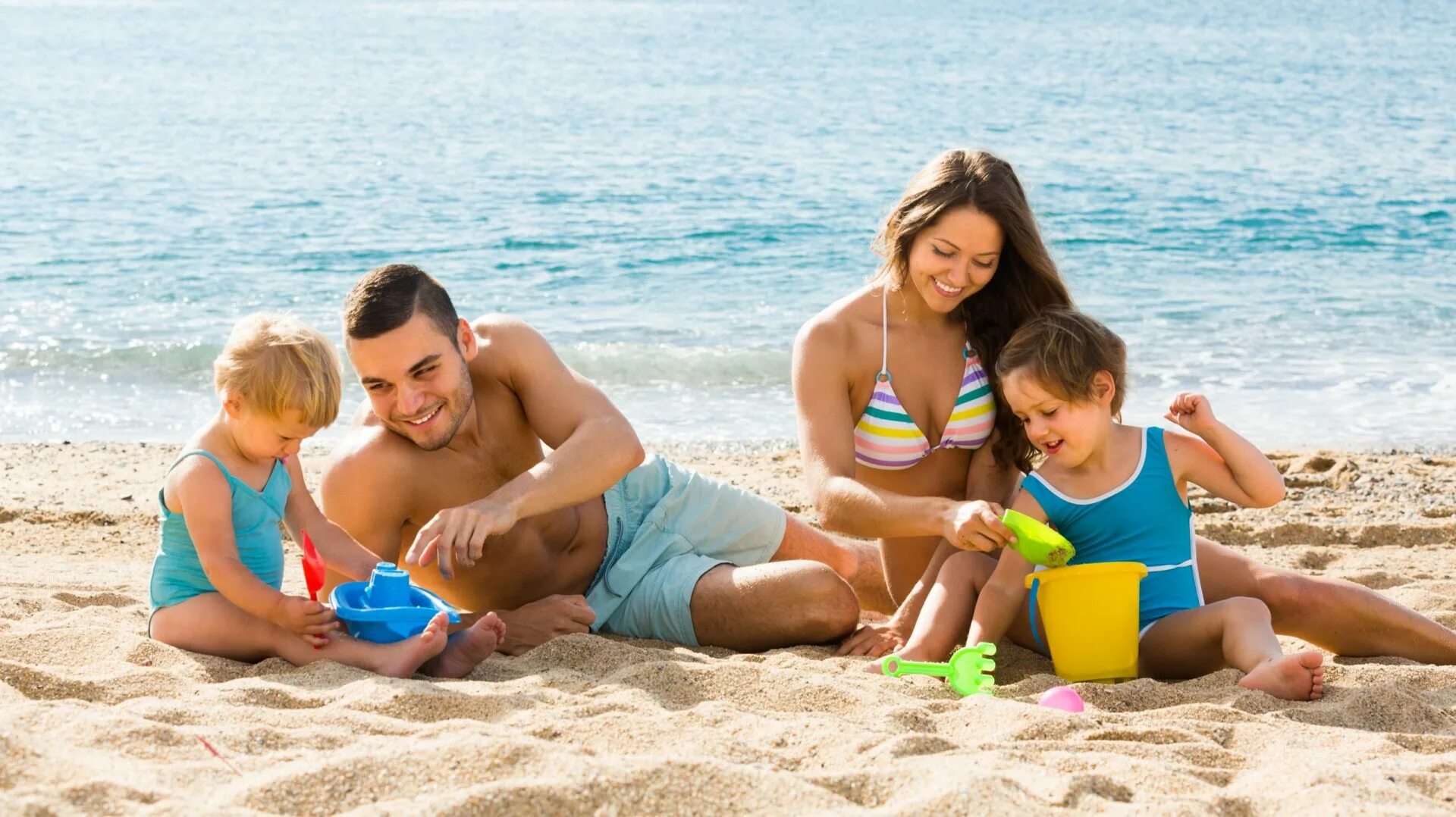 Семья на море. Дети на море с родителями. Семья на пляже. Семейная фотосессия на море. Отпуск с ребенком на море