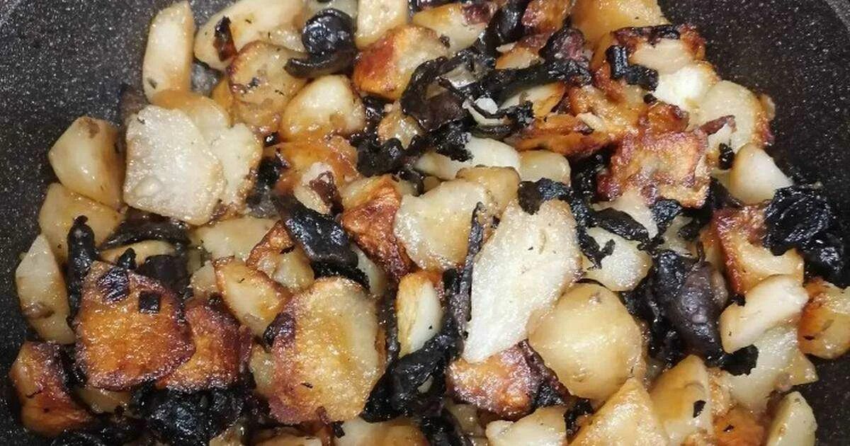 Пожарить картошку с грибами замороженными на сковороде. Картошка с лесными грибами. картошка с лесными грибами на сковороде. картошка с грибами пп. картошка с грибной икрой на сковороде.