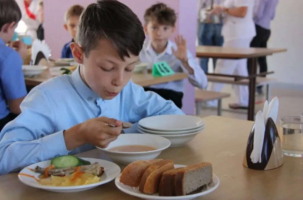 Столовая школа ученики. Ученики в столовой. Столовая в школе. Школьники в столовой. Обед в школьной столовой.