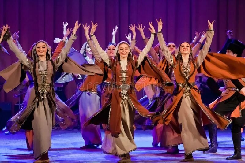 Сухишвили ансамбль. Sukhishvili Georgian National Ballet. Костюмы ансамбля Сухишвили. Сухишвили макияж. Старинный грузинский танец с платком