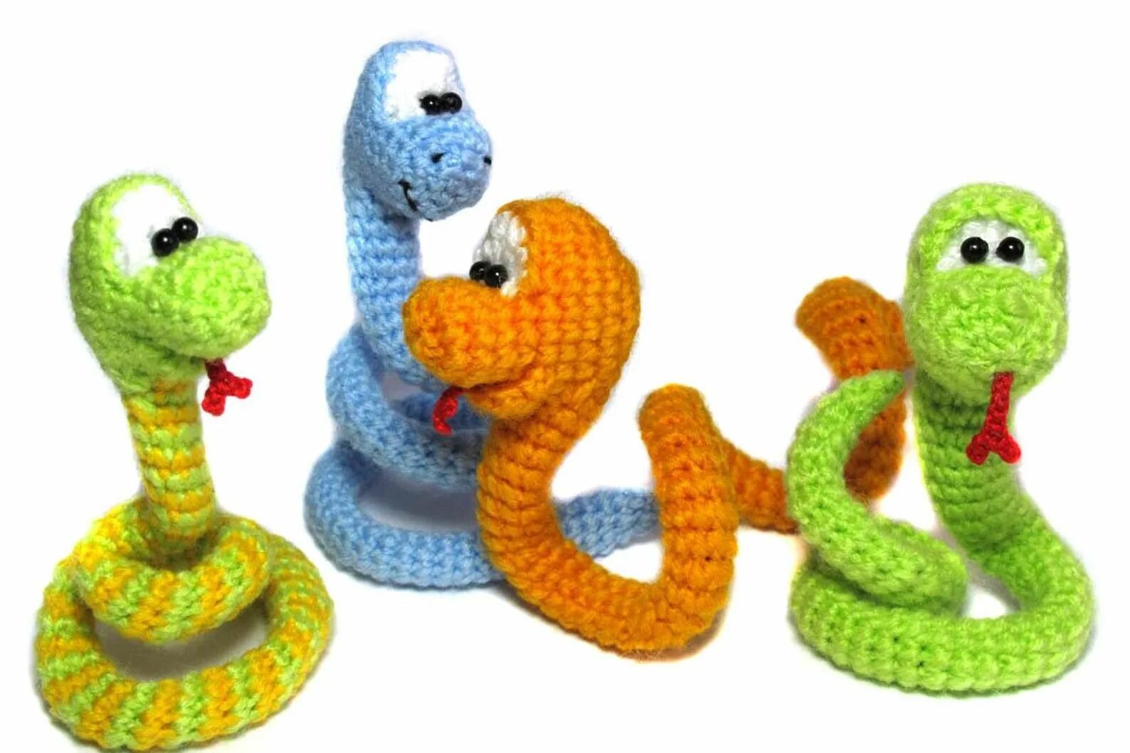 Как связать змейку. Вязаная игрушка змея. Вязаные игрушки крючком змейка. Игрушки амигуруми змея. Плюшевая змея крючком.