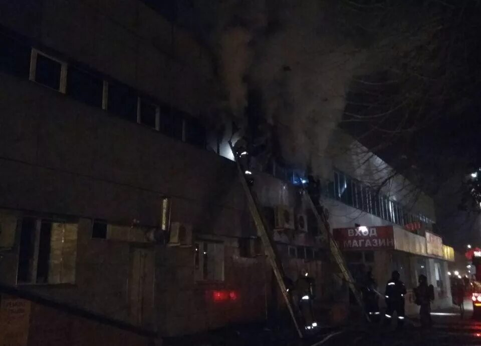 Радуга Синтез пожар. Пожар в ТК. Пожар в Оренбурге ночью на Гагарина. ТЦ радуге пожар Калуга. Сгорел я любимый