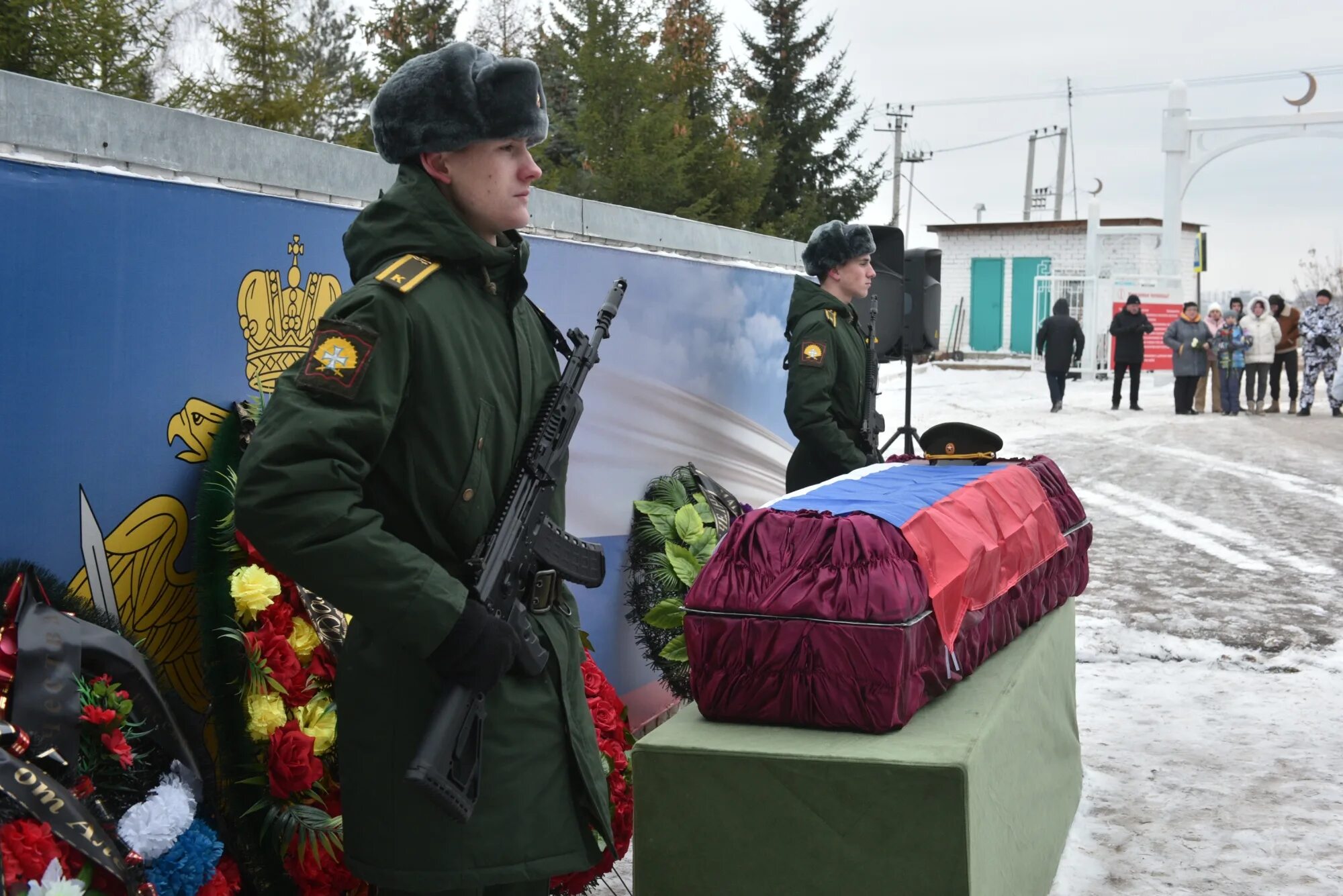 Похороны военнослужащего. Похороны солдата погибшего на Украине. Похороны военного погибшего. Гибель военнослужащих.