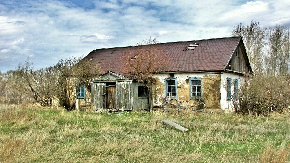 Купить деревню в саратовской области. Заброшенный дом в деревне. Заброшенные дома в деревнях. Заброшенные здания в деревне. Заброшенный дом в селе.