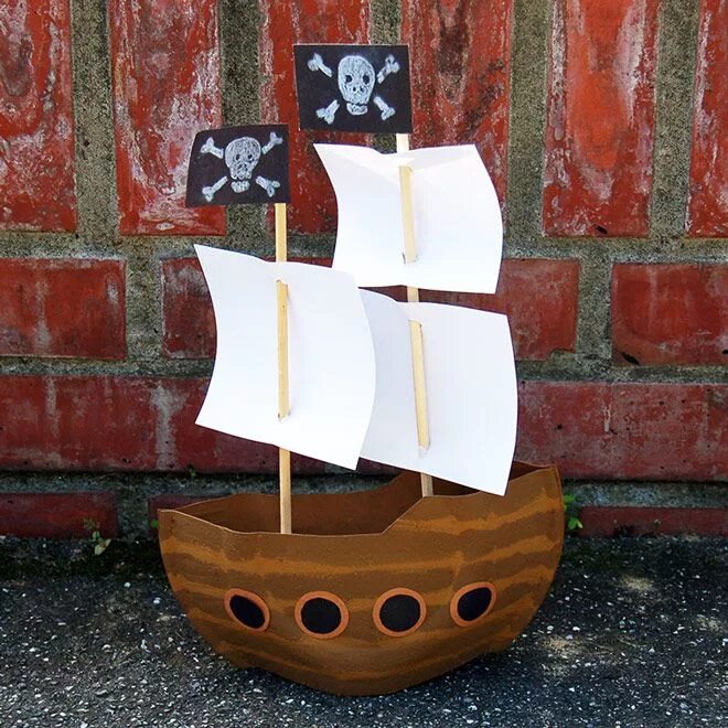 Корабль в детском саду своими руками. Поделка кораблик. Поделка корабль. Поделка корабль из картона. Пиратский корабль поделка.